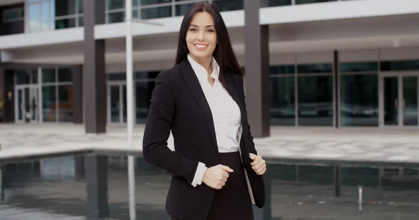 Geschäftsfrau steht vor Bürogebäude — Stockfoto