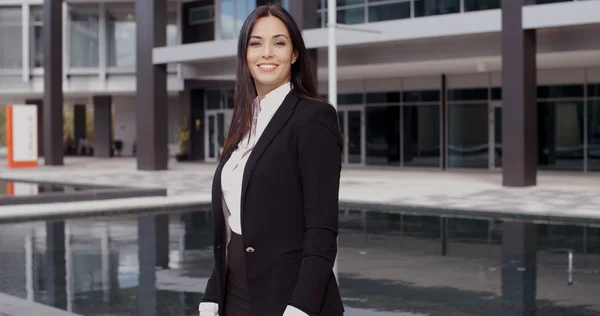 Femme d'affaires debout devant un immeuble de bureaux — Photo