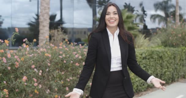 Mujer de negocios parada al aire libre en el parque urbano — Vídeos de Stock