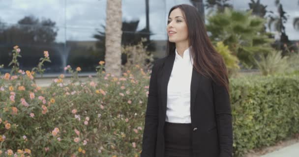 Бізнес-леді стоїть на тротуарі — стокове відео