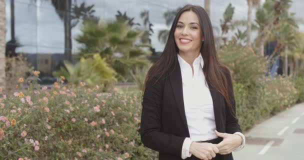 Femme d'affaires debout sur le trottoir — Video