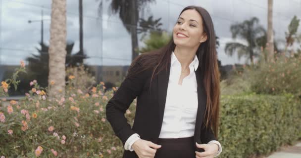 Business woman waiting for friend in urban park — стоковое видео