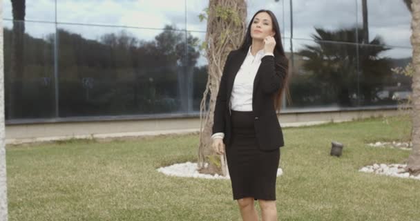 Geschäftsfrau wartet auf jemanden außerhalb des Büros — Stockvideo