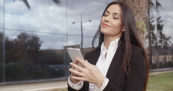 Zakenvrouw praten op mobiele telefoon — Stockvideo