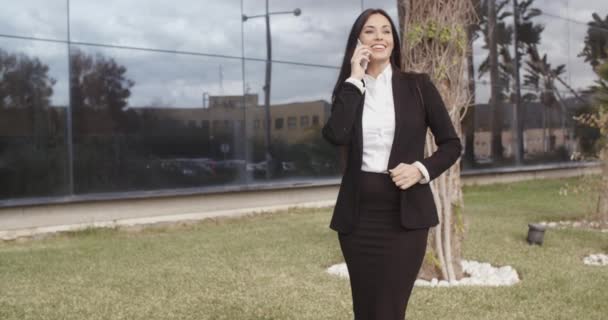 Elegáns üzletasszony beszélgető-ra mozgatható telefon — Stock videók