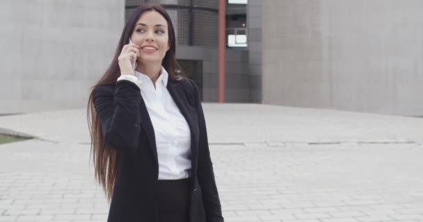 Mujer de negocios hablando por teléfono móvil — Vídeos de Stock