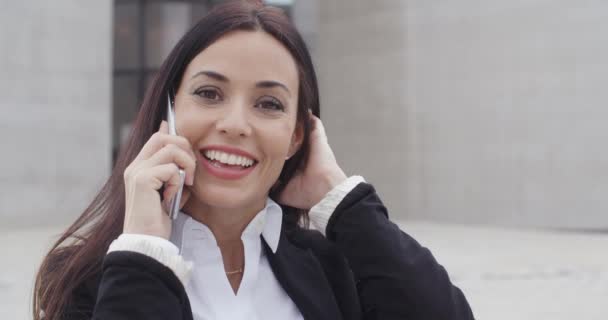 Бізнес-леді розмовляє по мобільному телефону — стокове відео