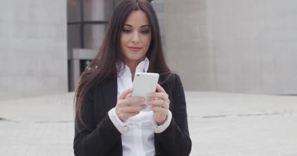 Geschäftsfrau checkt Handy — Stockvideo