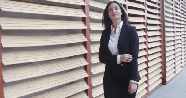 Businesswoman in hurry walking alongside building — Stock Video