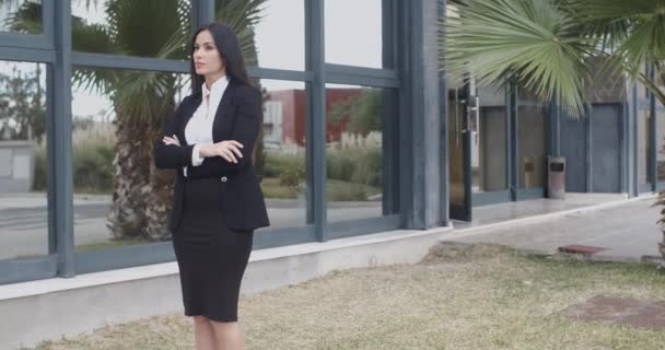 Businesswoman standing outside commercial building — Stock Video