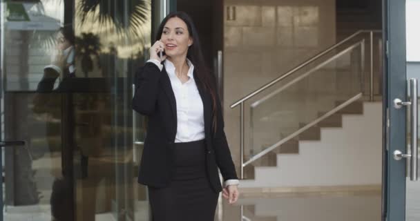 Mujer de negocios tomando la llamada móvil — Vídeo de stock
