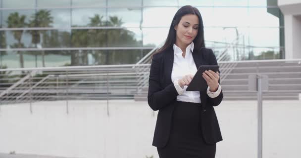 Femme d'affaires utilisant tablette dans la place urbaine — Video