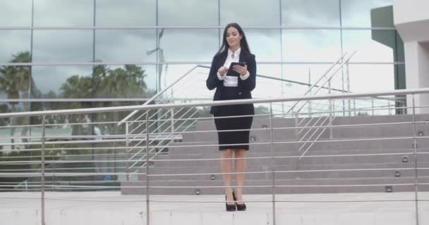 Mujer de negocios que utiliza la tableta en la escalera — Vídeos de Stock