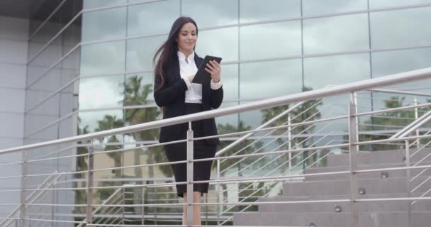 Organizační žena pomocí tabletového počítače na schodech — Stock video