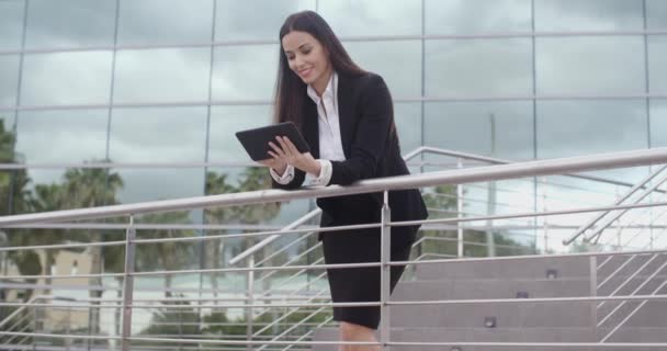 Empresária usando tablet computador na escada — Vídeo de Stock