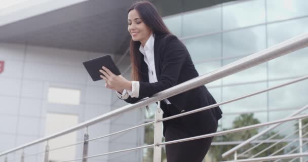 Femme d'affaires utilisant un ordinateur tablette sur escalier — Video