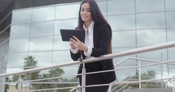 Geschäftsfrau nutzt Tablet-Computer im Treppenhaus — Stockvideo