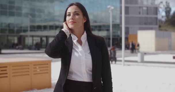 Mujer de negocios esperando a alguien en la plaza urbana — Vídeos de Stock