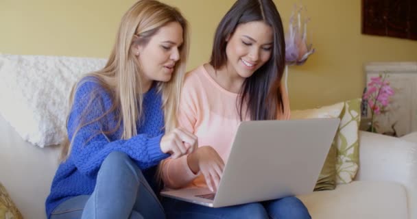 Women browsing internet on laptop at home — 图库视频影像