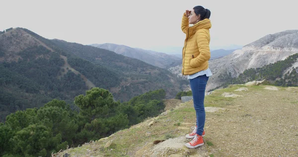 Frau blickt über Berglandschaft — Stockfoto