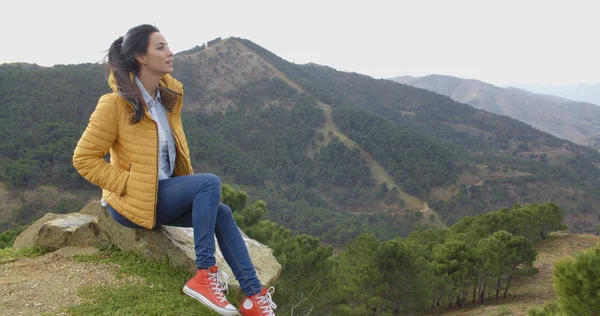 Woman enjoying day in nature — Stockfoto