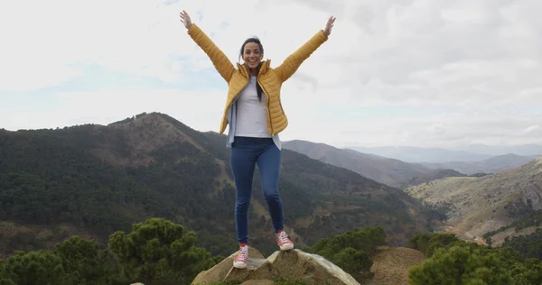 Веселая женщина на вершине горы — стоковое фото