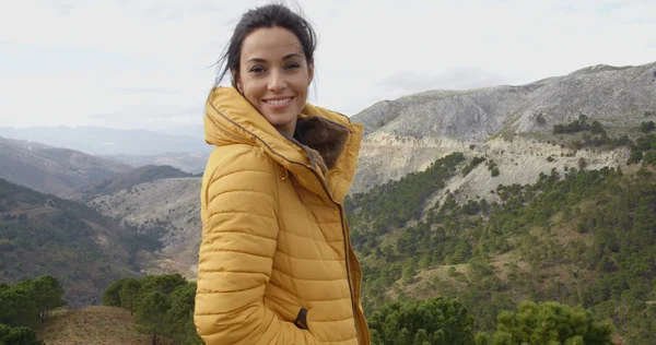 Mujer apreciando la paz de la naturaleza — Foto de Stock