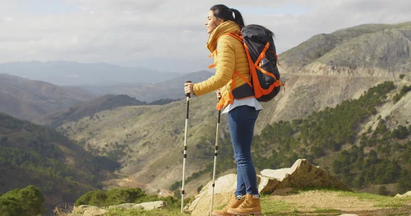 Woman hiker with backpack enjoying view — 스톡 사진