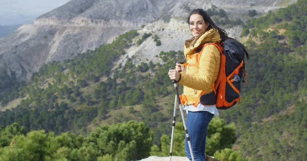 Vrouw wandelaar genieten van uitzicht — Stockfoto