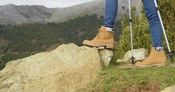 Personne en bottes de randonnée en montagne — Photo