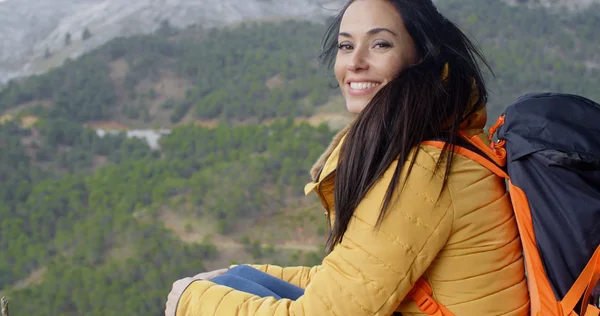 Mulher desfrutando de vista montanha — Fotografia de Stock