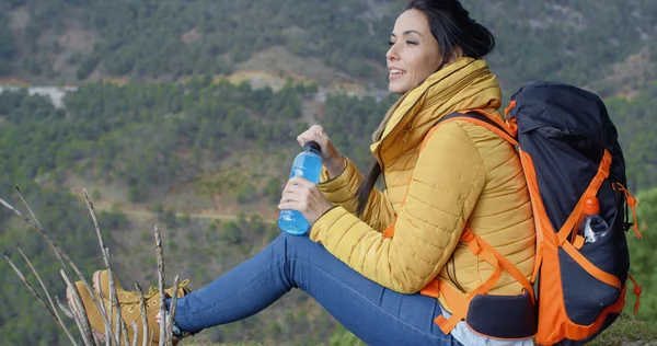 Female backpacker pausing for drink water — Zdjęcie stockowe