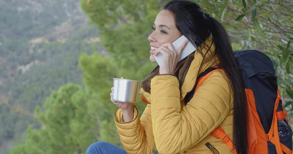 Woman talking on phone and drinking coffee — Stock Photo, Image