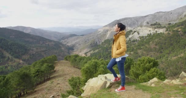 Woman standing on mountain plateau — 비디오