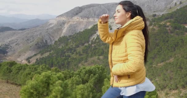 Woman peering into distance — Stok video