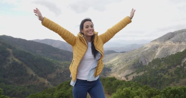 Caminhante feminina se alegrando nas montanhas — Vídeo de Stock