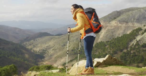 Woman enjoying panoramic mountain view — Αρχείο Βίντεο