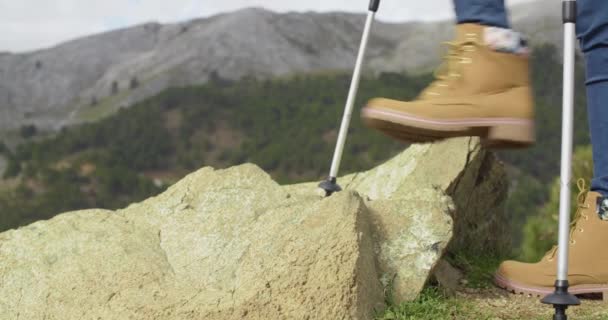 Personne en bottes de randonnée en montagne — Video