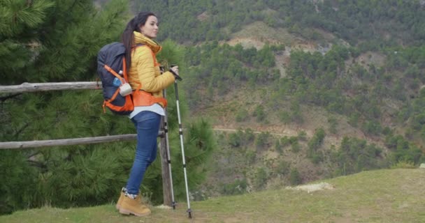 Mujer senderismo en la meseta de montaña — Vídeos de Stock