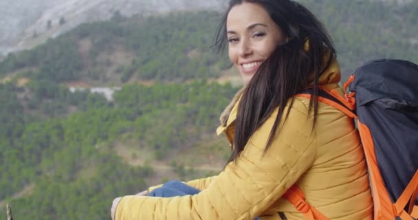 Mujer sentada y disfrutando de vista montaña — Vídeos de Stock