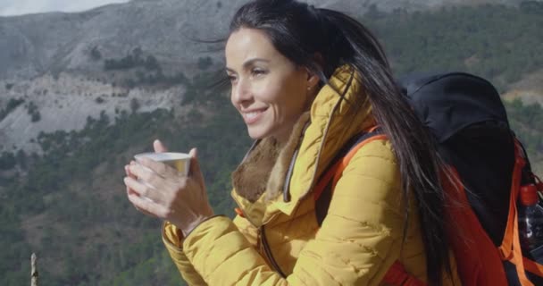 Frau genießt Kaffee auf dem Boden — Stockvideo