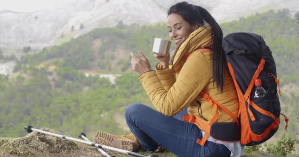 Frau genießt Kaffee auf dem Boden — Stockvideo