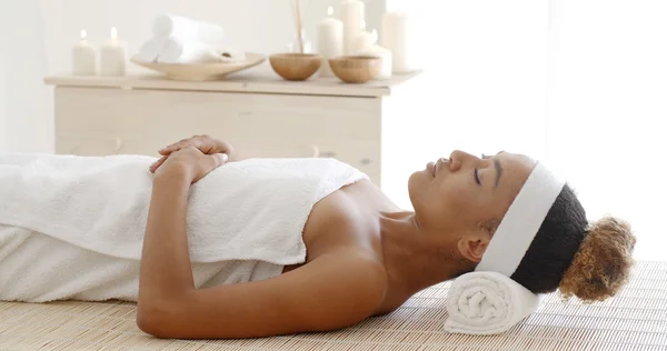 Vrouw in spa centrum — Stockfoto