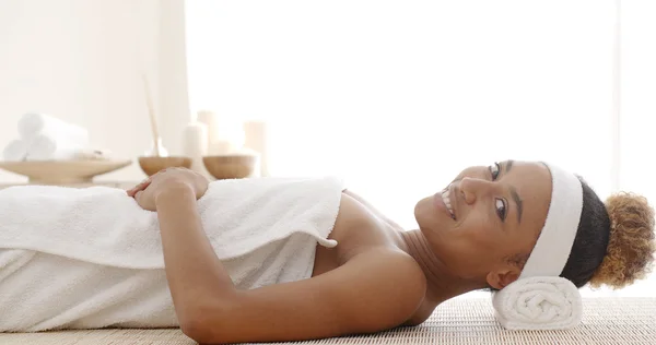 Vrouw op massagetafel in spa salon — Stockfoto