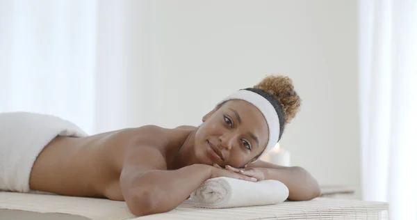 Mulher na mesa de massagem — Fotografia de Stock