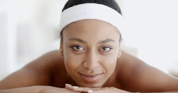 Mulher relaxante no salão de spa — Fotografia de Stock