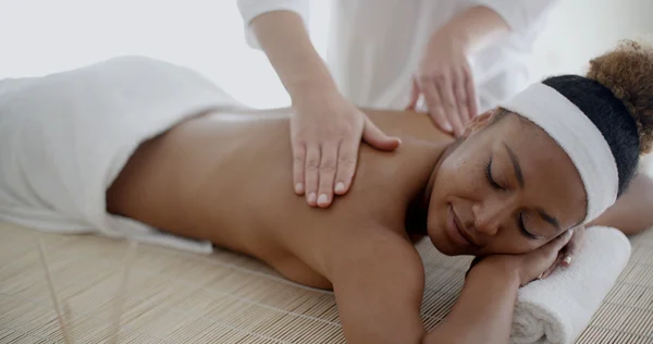 Terapeuta femenina haciendo masaje de espalda — Foto de Stock