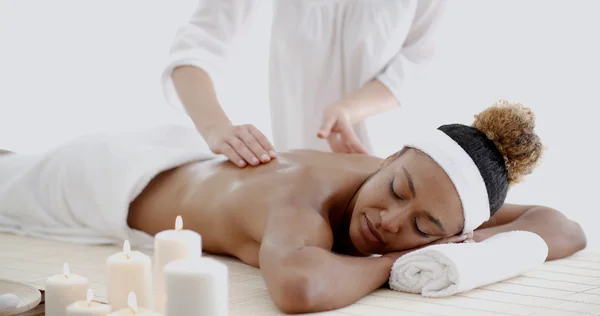 Terapeuta feminina fazendo massagem nas costas — Fotografia de Stock