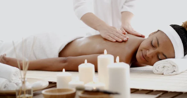 Жіночий терапевт робить масаж спини — стокове фото