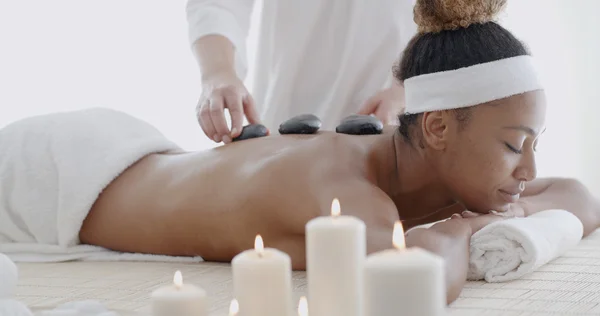 Vrouw krijgen van hete stenen Massage — Stockfoto